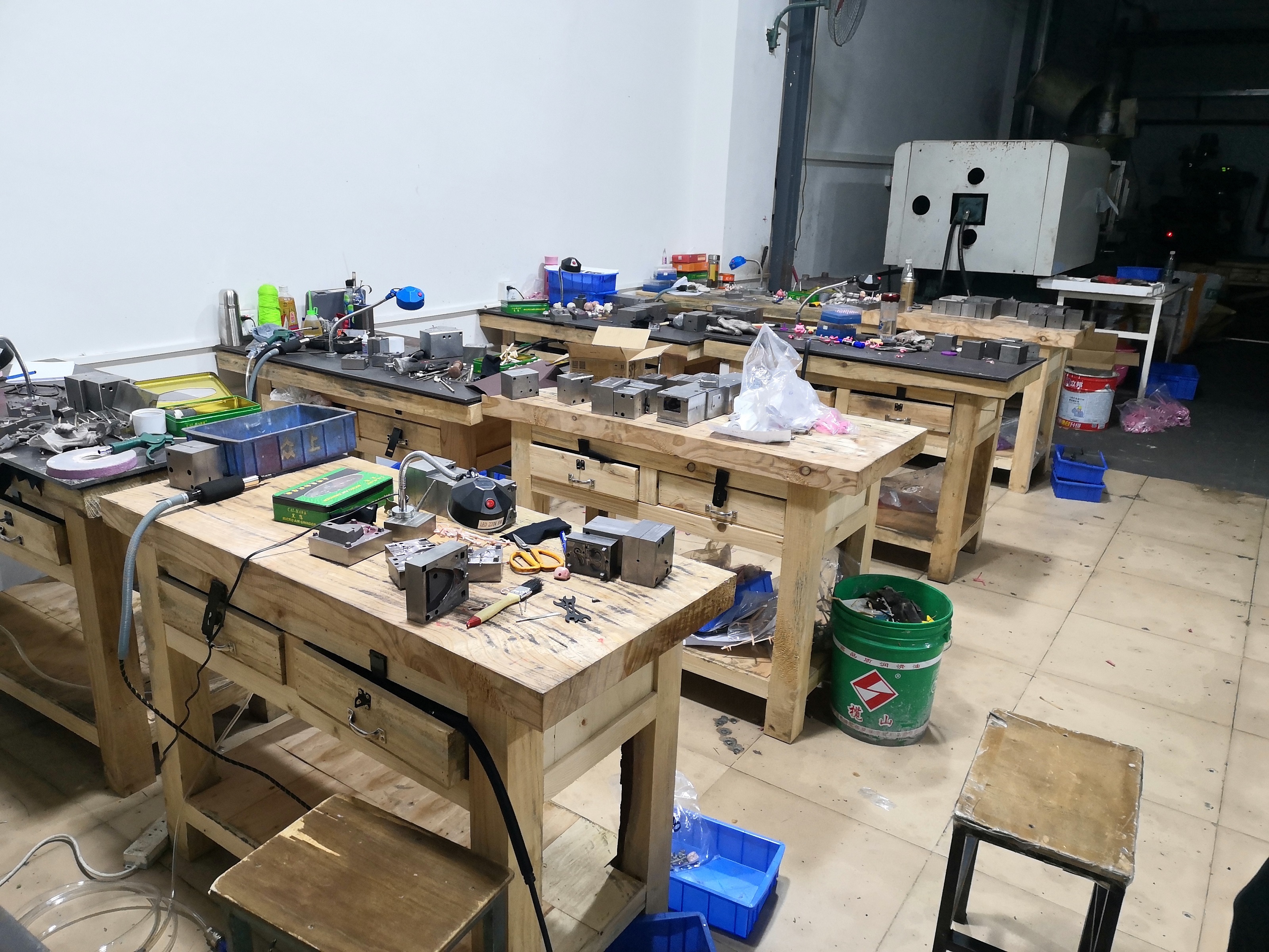 Heavy-duty wooden fitter table - огляд і ціна Heavy Equipment Fitter